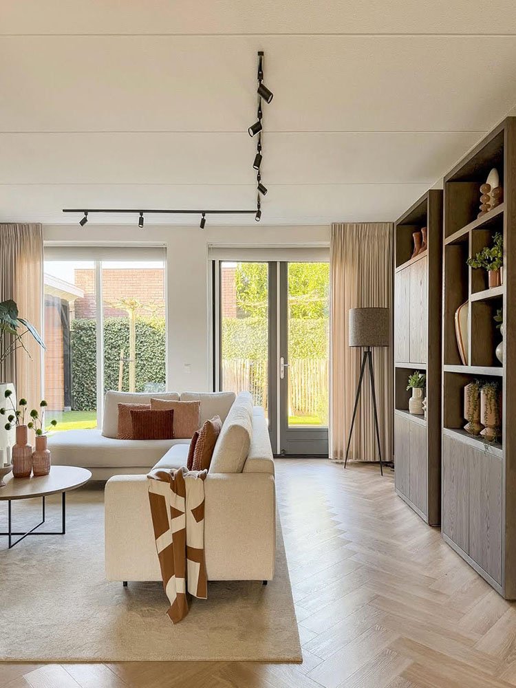 Een mooi ingerichte woonkamer met modulaire verlichting